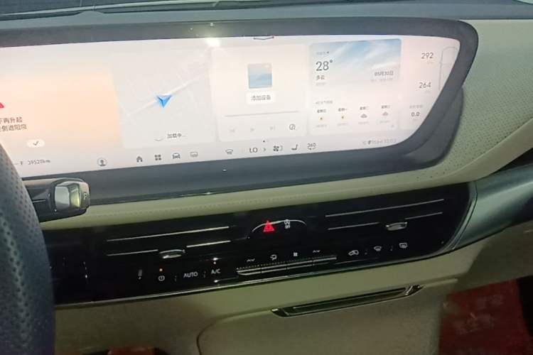 Used Buick Century 2025 2.0T Six-Seater YinShi Edition Audio And AC Panel
