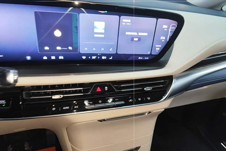 Used Buick Century 2025 2.0T Six-Seater YinShi Edition Audio And AC Panel
