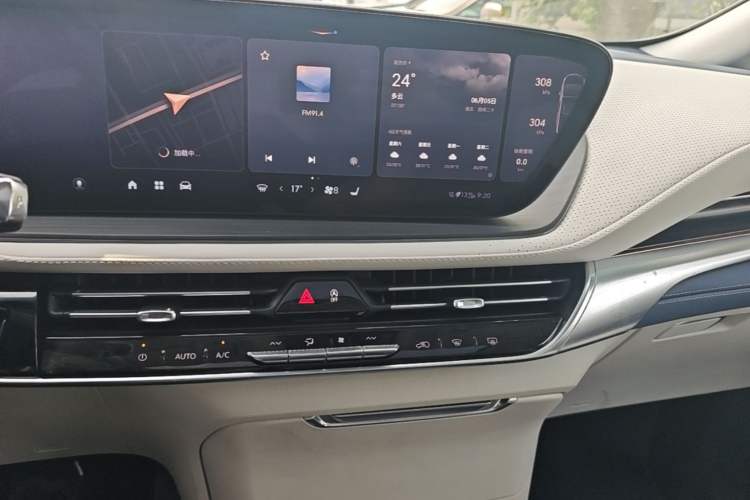 Used Buick Century 2025 2.0T Seven-Seater Yinshi Edition Audio And AC Panel