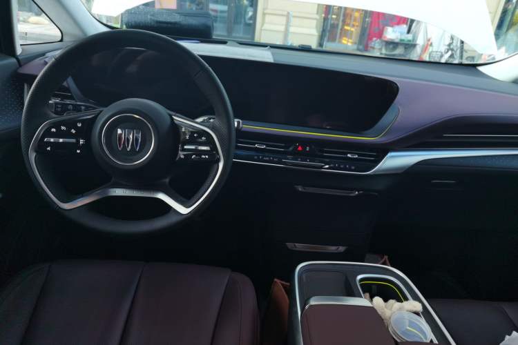 Used Buick Century 2025 2.0T Seven-Seater Yinshi Edition Center Console