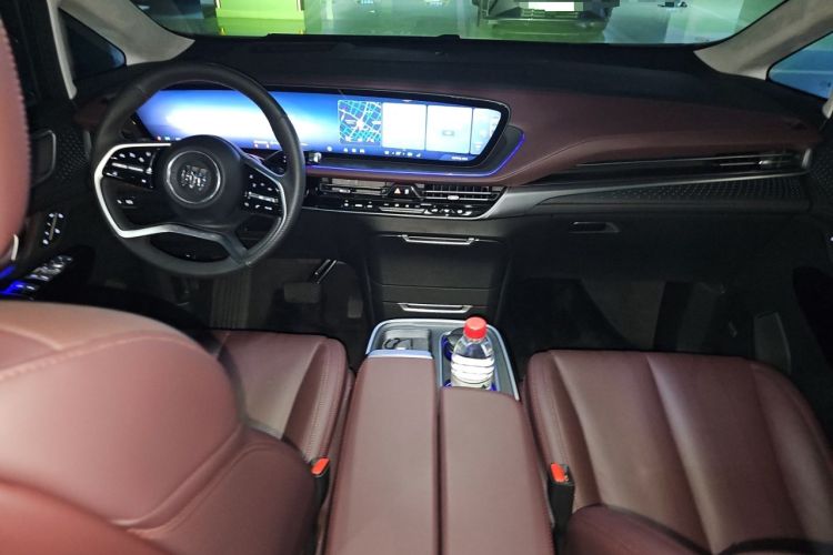 Used Buick Century 2025 2.0T Seven-Seater Yinshi Edition Center Console