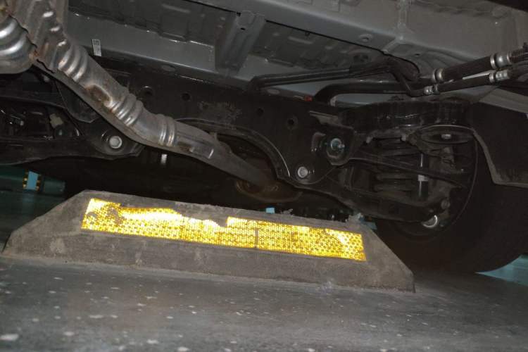 Used Buick Century 2025 2.0T Seven-Seater Yinshi Edition Chassis Rear