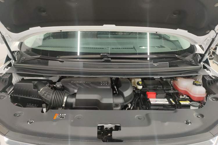 Used Buick Century 2025 2.0T Seven-Seater Yinshi Edition Engine Bay