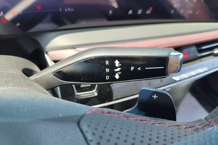 Used Buick Century 2025 2.0T Seven-Seater Yinshi Edition Gear Lever