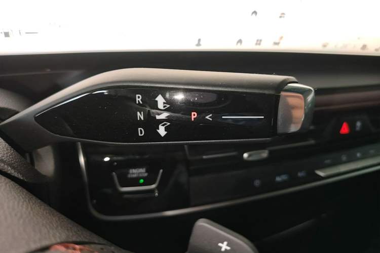 Used Buick Century 2025 2.0T Seven-Seater Yinshi Edition Gear Lever