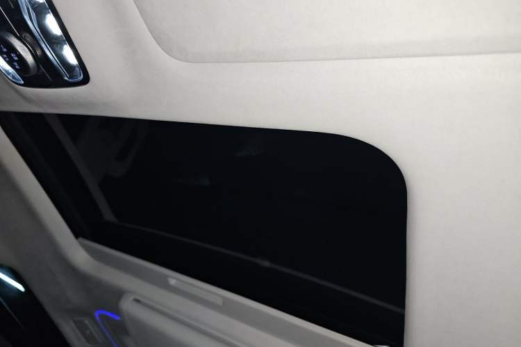 Used Buick Century 2025 2.0T Seven-Seater Yinshi Edition Headliner
