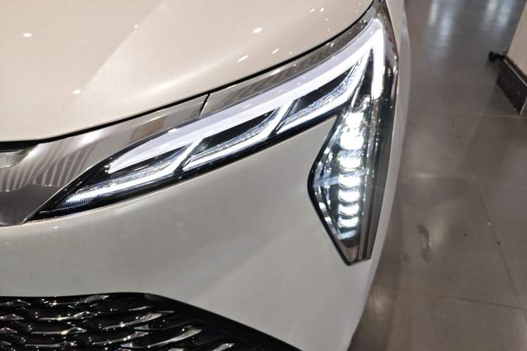 Used Buick Century 2025 2.0T Seven-Seater Yinshi Edition Left Front Headlight