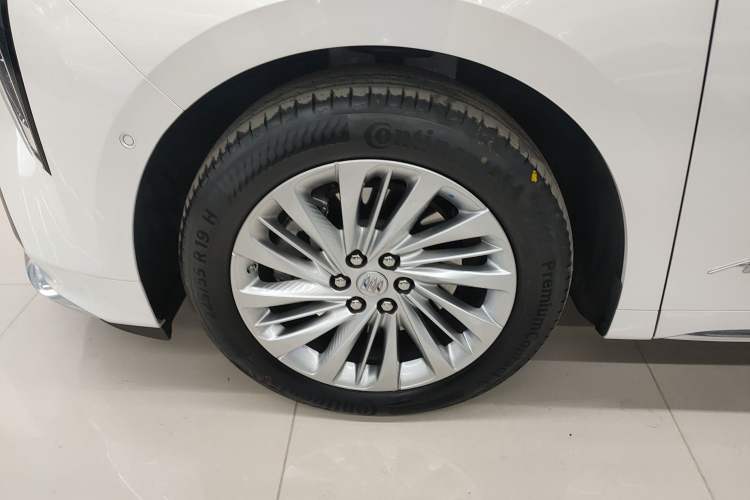 Used Buick Century 2025 2.0T Seven-Seater Yinshi Edition Left Front Wheel Hub