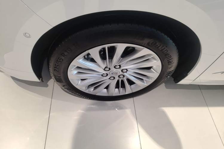Used Buick Century 2025 2.0T Six-Seater YinShi Edition Left Front Wheel Hub