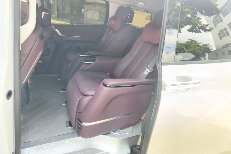 Used Buick Century 2025 2.0T Seven-Seater Yinshi Edition Left Rear Seat