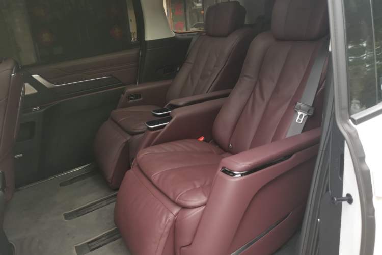 Used Buick Century 2025 2.0T Seven-Seater Deluxe Edition Left Rear Seat