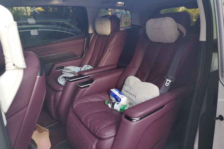 Used Buick Century 2025 2.0T Seven-Seater Yinshi Edition Left Rear Seat