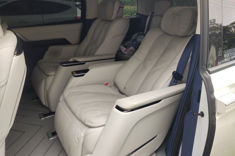 Used Buick Century 2025 2.0T Seven-Seater Yinshi Edition Left Rear Seat