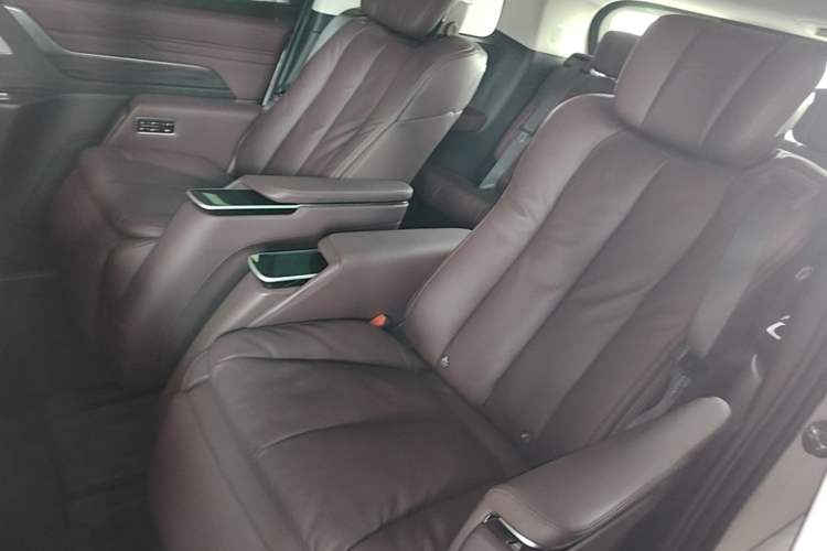 Used Buick Century 2025 2.0T Seven-Seater Yinshi Edition Left Rear Seat