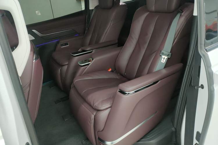 Used Buick Century 2025 2.0T Seven-Seater Yinshi Edition Left Rear Seat
