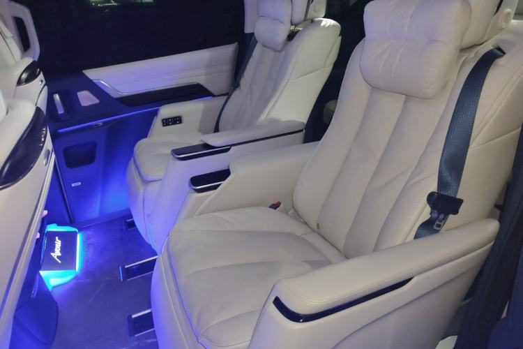 Used Buick Century 2025 2.0T Seven-Seater Yinshi Edition Left Rear Seat