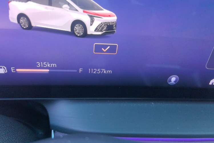 Used Buick Century 2025 2.0T Seven-Seater Yinshi Edition Odometer Close Up