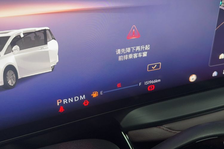 Used Buick Century 2025 2.0T Seven-Seater Yinshi Edition Odometer Close Up