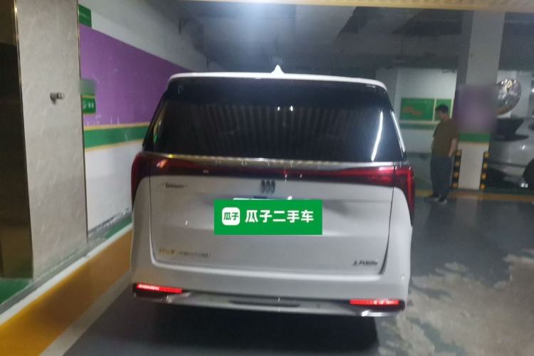 Used Buick Century 2025 2.0T Seven-Seater Yinshi Edition Rear