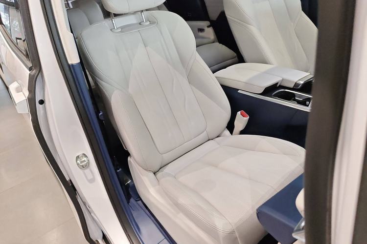 Used Buick Century 2025 2.0T Seven-Seater Yinshi Edition Right Front Seat