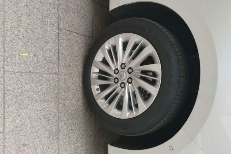 Used Buick Century 2025 2.0T Seven-Seater Deluxe Edition Right Front Wheel Hub
