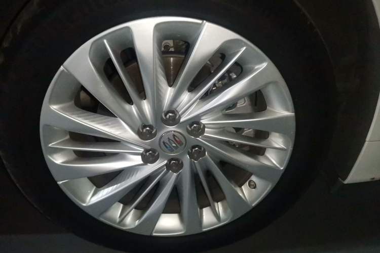 Used Buick Century 2025 2.0T Seven-Seater Yinshi Edition Right Front Wheel Hub