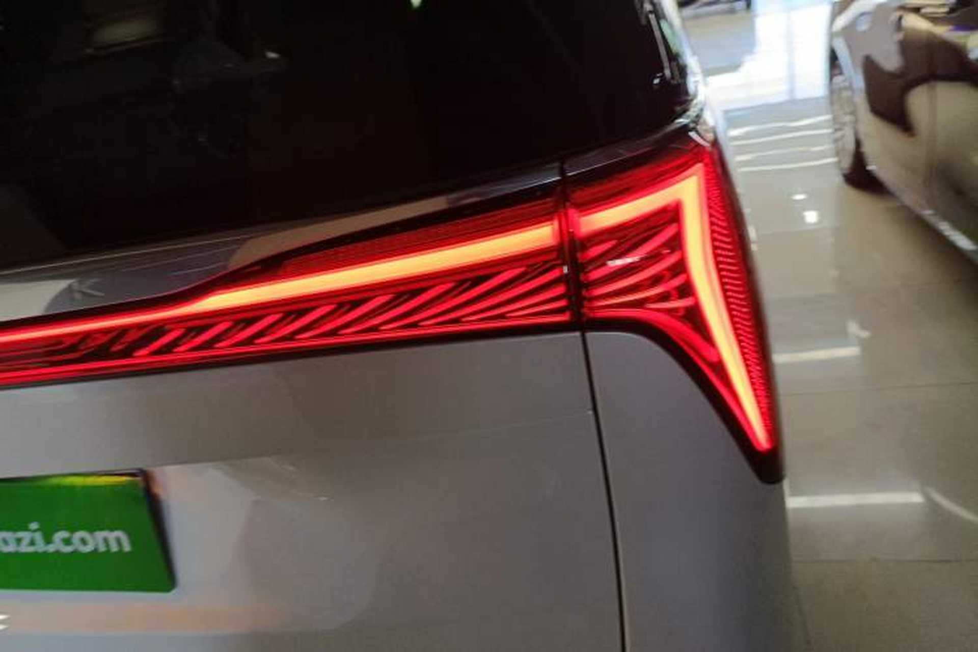 Used Buick Century 2025 2.0T Seven-Seater Yinshi Edition Right Rear Taillight