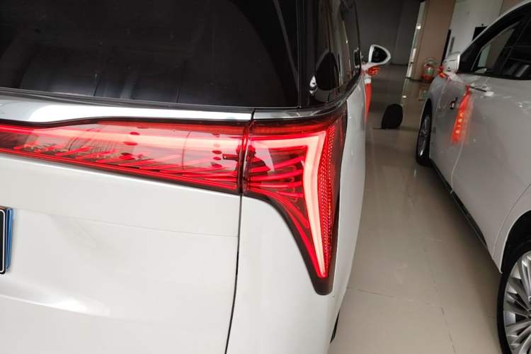 Used Buick Century 2025 2.0T Seven-Seater Yinshi Edition Right Rear Taillight