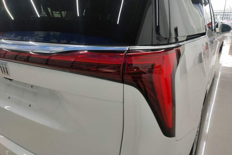 Used Buick Century 2025 2.0T Seven-Seater Yinshi Edition Right Rear Taillight