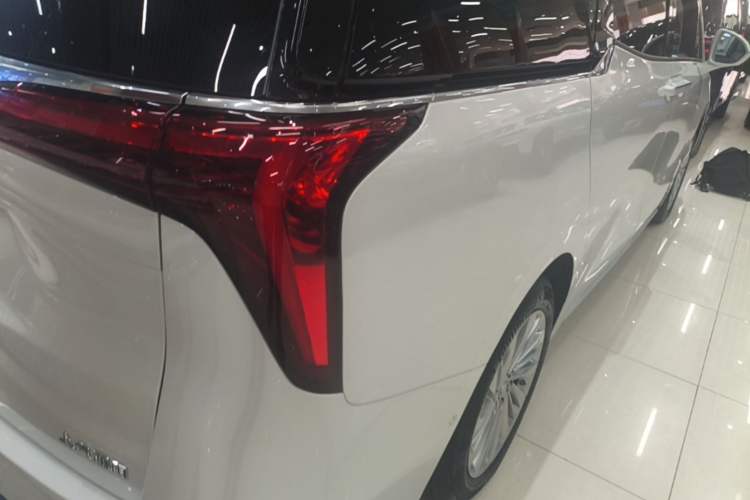 Used Buick Century 2025 2.0T Seven-Seater Yinshi Edition Right Rear Taillight