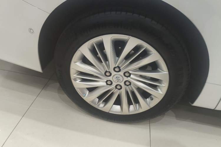 Used Buick Century 2025 2.0T Seven-Seater Yinshi Edition Right Rear Wheel Hub
