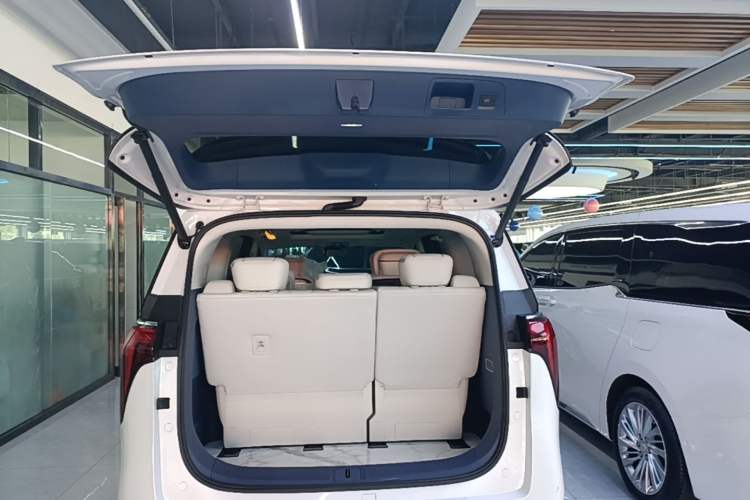 Used Buick Century 2025 2.0T Seven-Seater Yinshi Edition Trunk