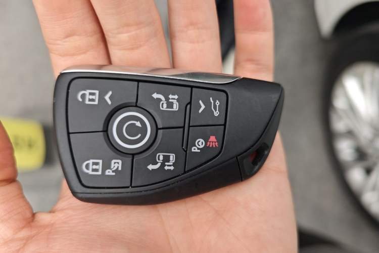 Used Buick Century 2025 2.0T Seven-Seater Yinshi Edition Vehicle Key