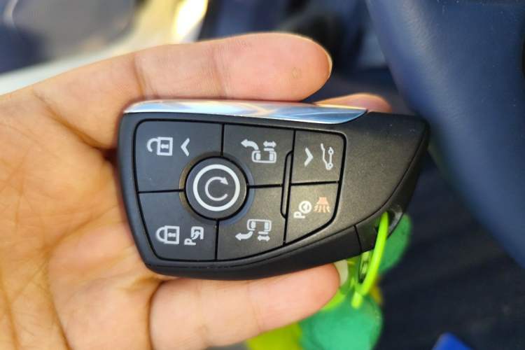 Used Buick Century 2025 2.0T Seven-Seater Yinshi Edition Vehicle Key