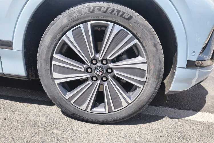 Used Buick E5 2023 Zhenxiang Standard Range Edition Right Front Wheel Hub