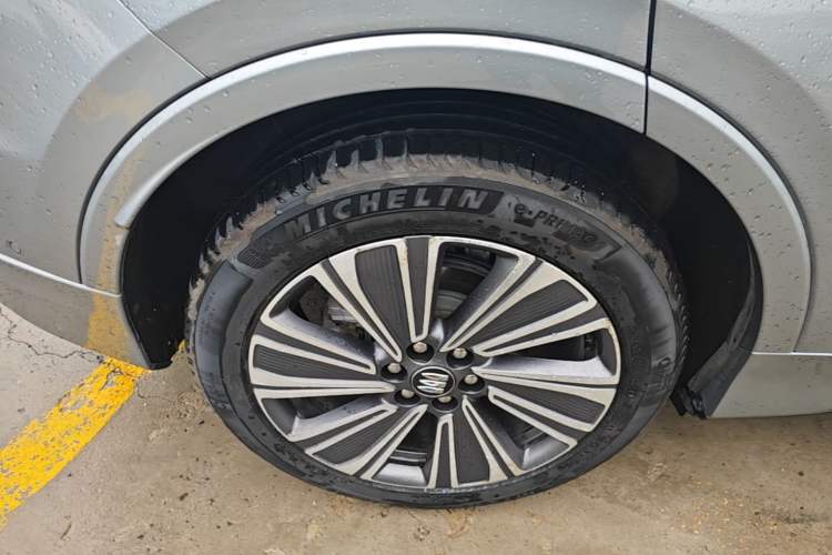 Used Buick E5 2023 Zhenxiang Standard Range Edition Right Rear Wheel Hub