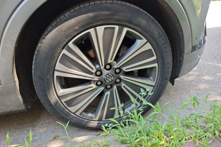 Used Buick E5 2023 Zhenxiang Standard Range Edition Right Front Wheel Hub