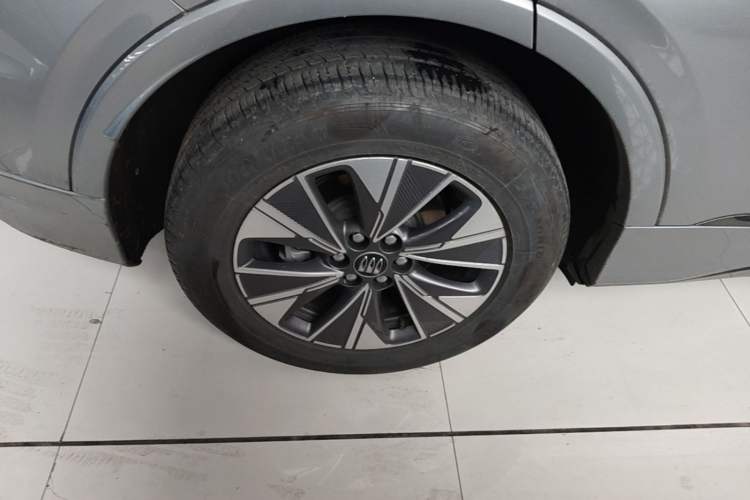 Used Buick E5 2023 Zhixiang Standard Range Edition Right Rear Wheel Hub
