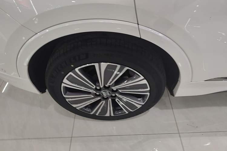 Used Buick E5 2023 Zhenxiang Standard Range Edition Right Rear Wheel Hub