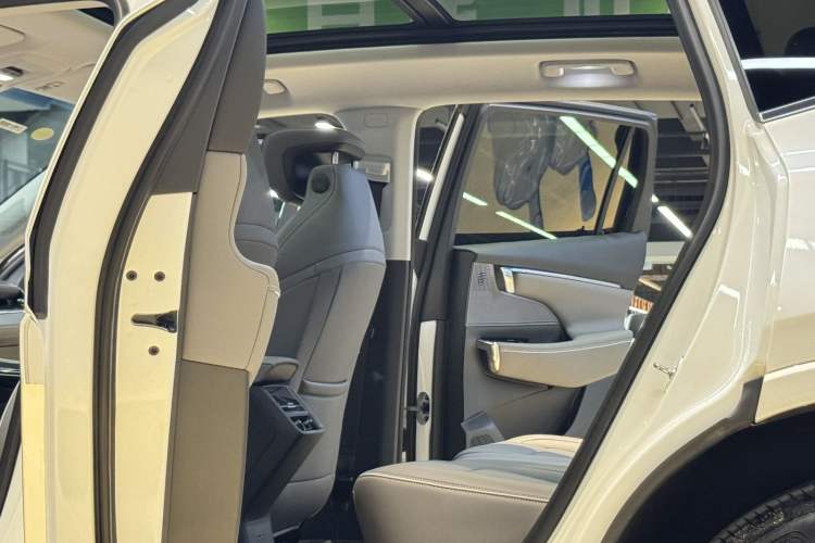 Used Buick E5 2025 Model 620KM Prestige Edition Interior 7