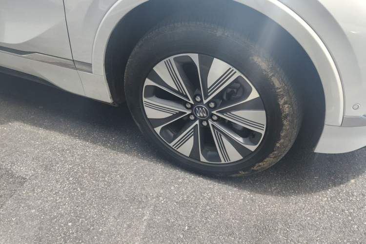 Used Buick E5 2025 Model 620KM Prestige Edition Right Front Wheel Hub