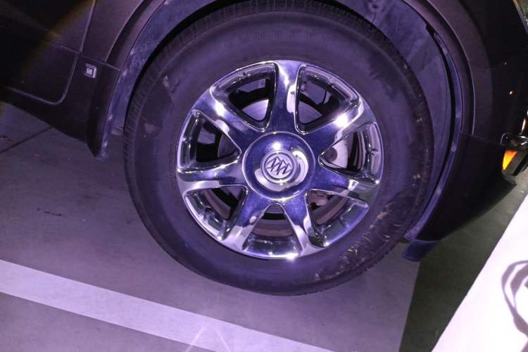 Used Buick Enclave 2009 3.6L CXL2 Flagship Edition Right Front Wheel Hub
