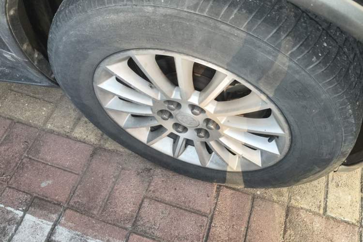 Used Buick Enclave 2010 3.6L Elite Edition Right Front Wheel Hub