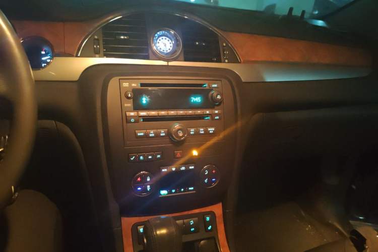 Used Buick Enclave 2010 3.6L Flagship Edition Audio And AC Panel