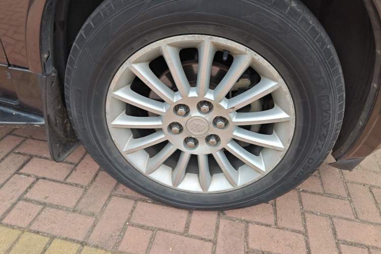 Used Buick Enclave 2010 3.6L Elite Edition Right Front Wheel Hub
