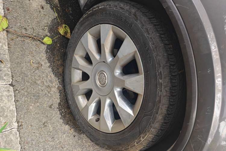 Used Buick Enclave 2010 3.6L Elite Edition Right Front Wheel Hub