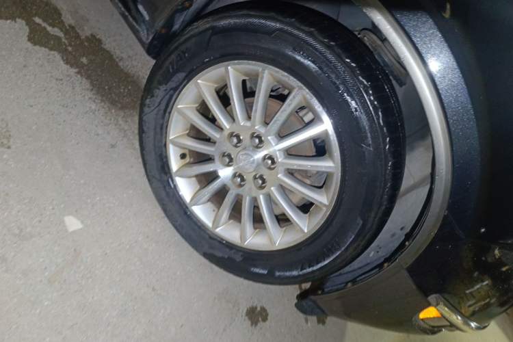 Used Buick Enclave 2013 3.6L Two-Wheel-Drive Elegance Edition Right Front Wheel Hub