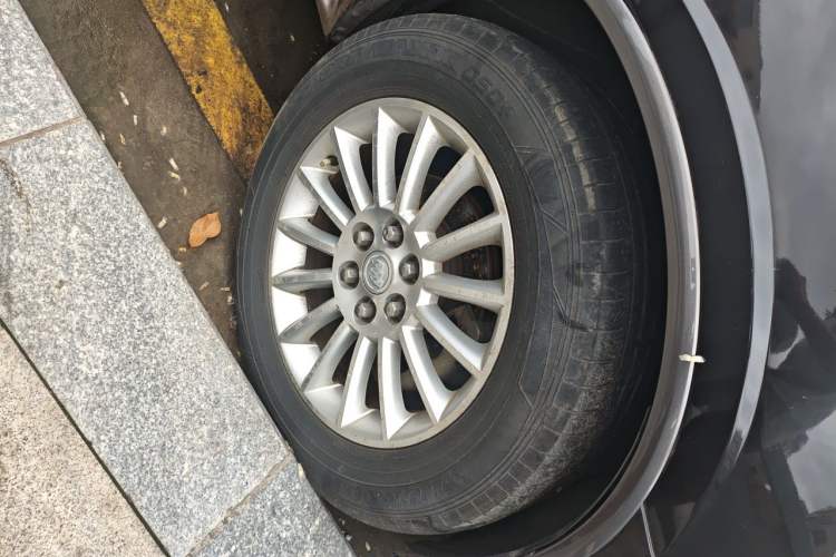Used Buick Enclave 2013 3.6L Two-Wheel-Drive Elegance Edition Right Front Wheel Hub