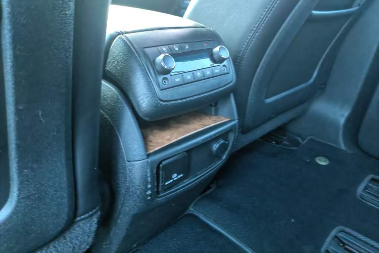 Used Buick Enclave 2013 3.6L Four-Wheel Drive Elite Edition Interior 4