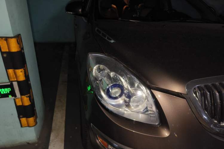 Used Buick Enclave 2013 3.6L Two-Wheel-Drive Elegance Edition Right Front Headlight